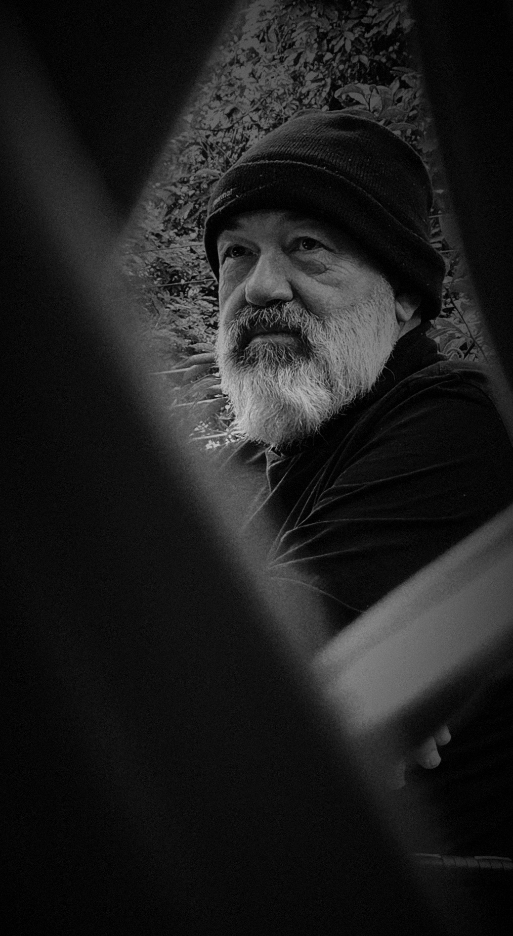 Retrato de Cadu Lemos no jardim